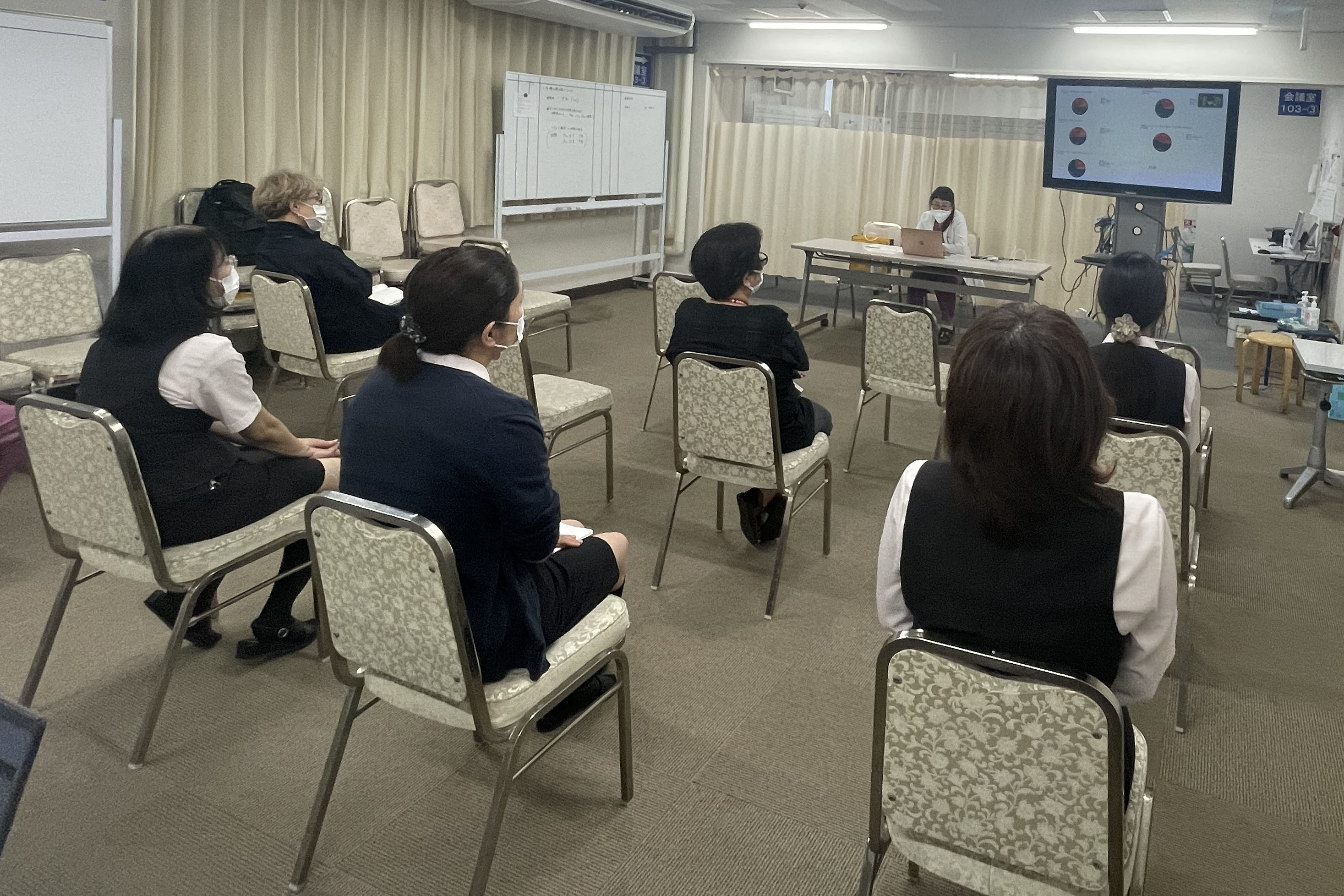 <b>「女性の健康」</b>
婦人科の先生がPMS(月経前症候群)、月経困難症、更年期症候群について分かりやすく解説。就業時間内でしたが、40名を超える方に参加していただきました。