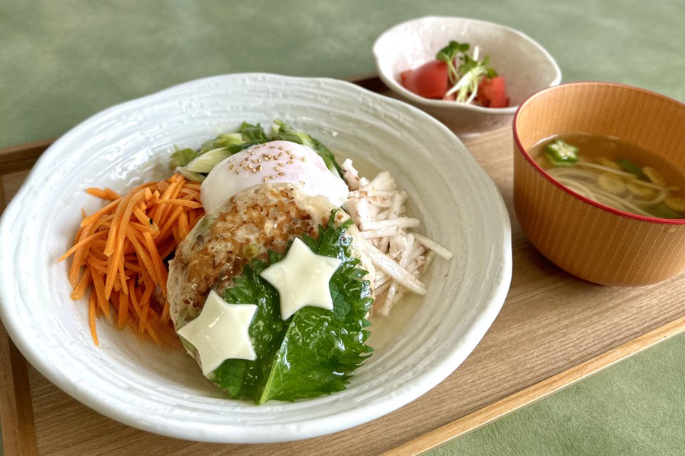 <b>【食の改善】</b>
1日の野菜摂取目標量350gの1/2量が摂取できる「和風ロコモコ丼」を栄養科が考案。7月7日に総合大雄会病院10F食堂にて60食を提供いたしました。