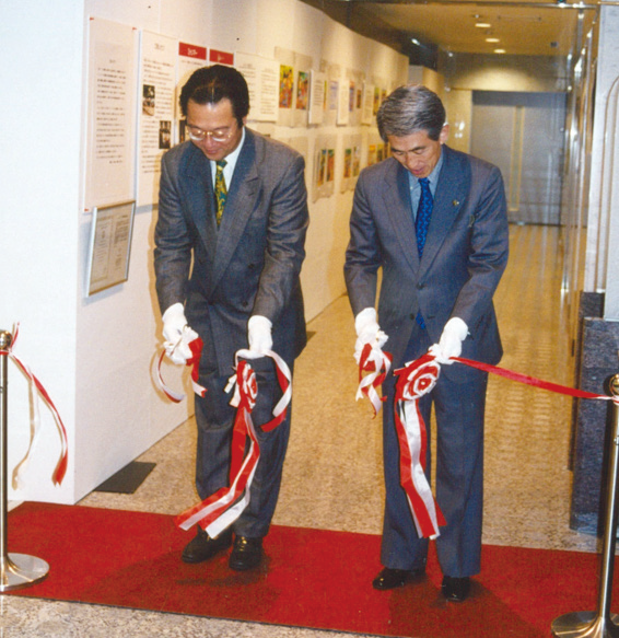 ミャンマーとの交流「子ども絵画展」の視察