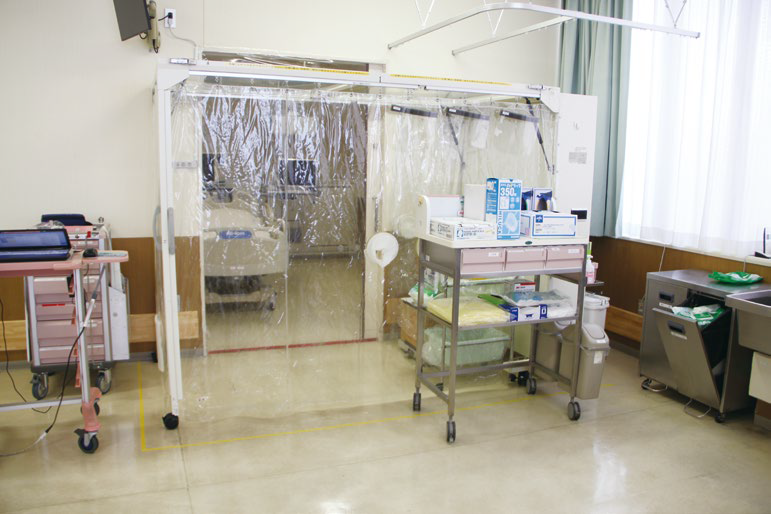 陰圧テントが設置されたICU