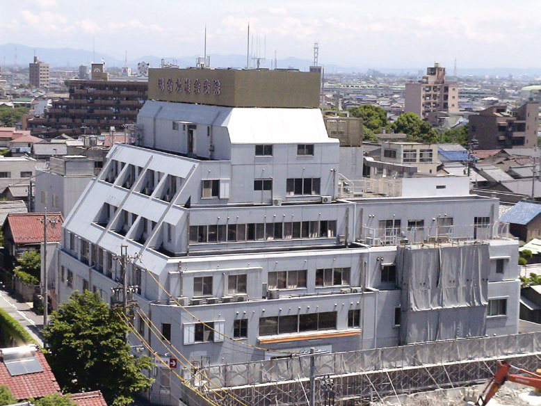 改修された総合病院中館外観