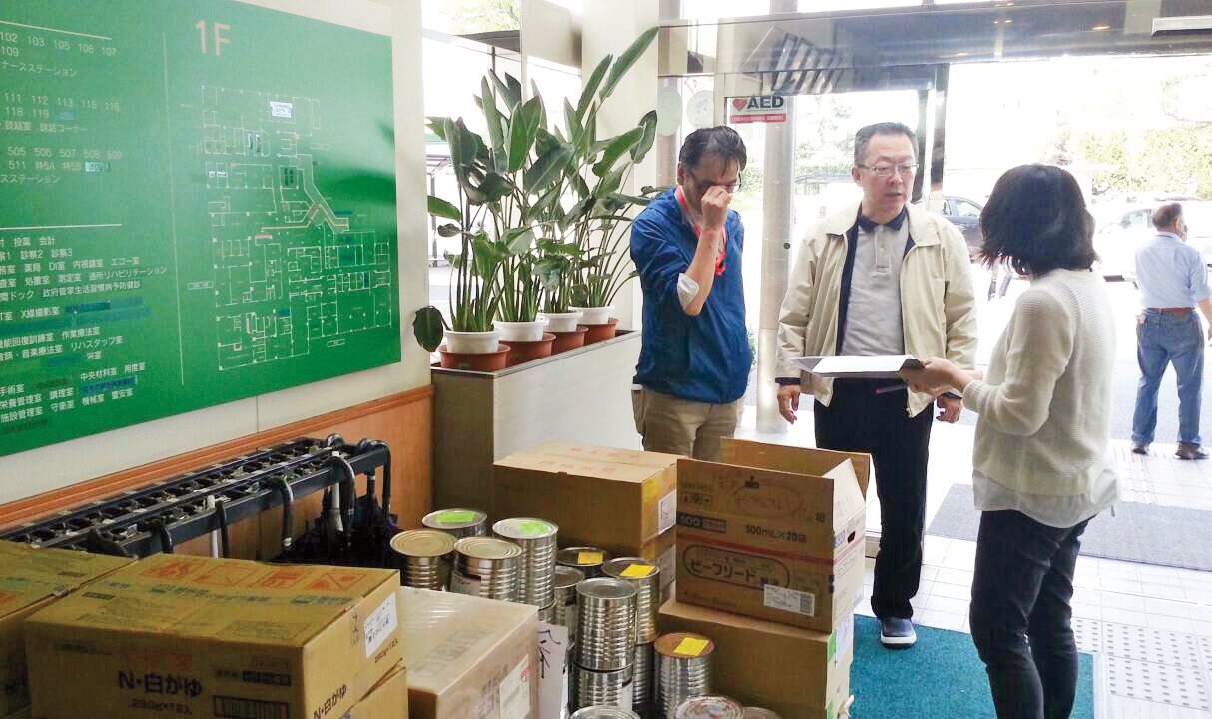 被災地で物資支援を行う伊藤伸一(中央)