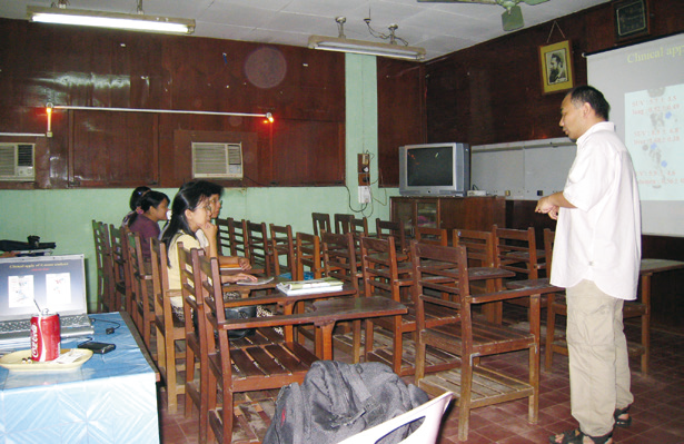 講義を行う伊藤哲