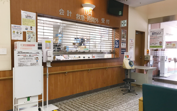 透明のシートを張った院内