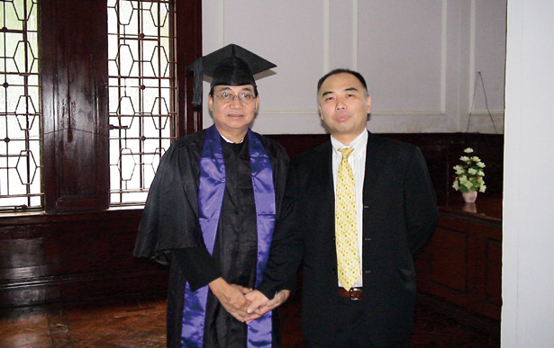 授与式での伊藤哲(右)