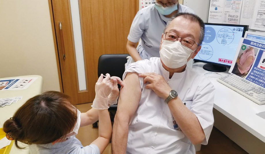 職員接種を受ける伊藤伸一